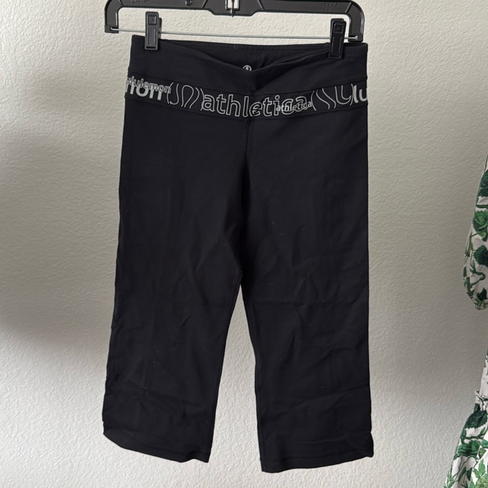 Lululemon Athletica size 4 Black Capris with reflective waist band